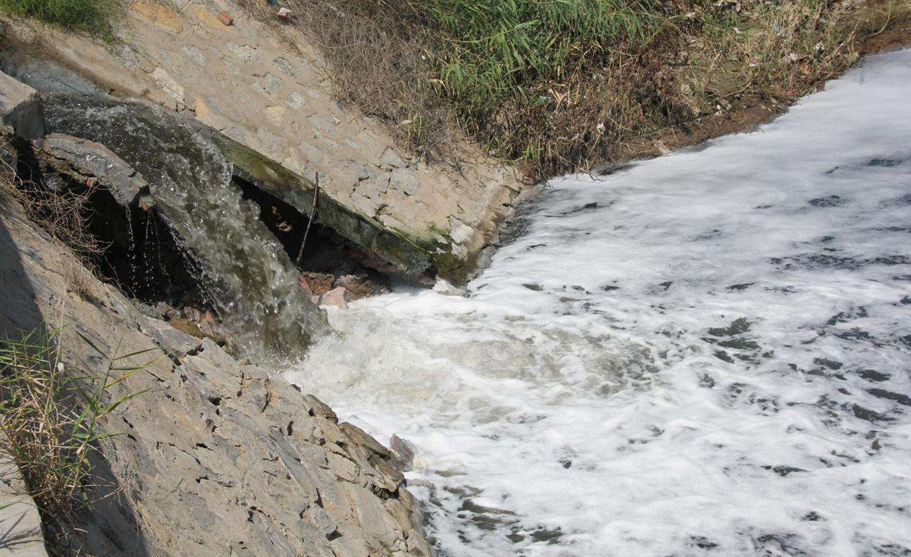 造紙廢水排出泡沫圖